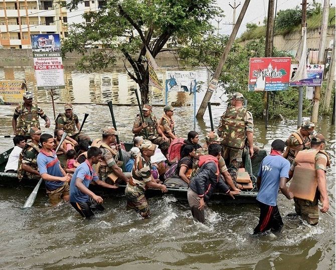 12 Pictures Of Indian Army Soldiers In Chennai Flood Rescue Will Make You Speechless