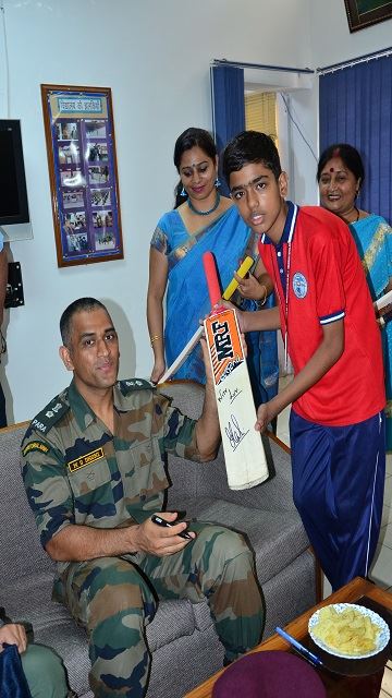 Mahender Singh Dhoni visited Kendriya Vidyalaya Number 1 Agra 7