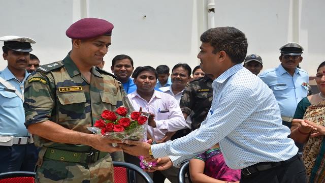 Mahender Singh Dhoni visited Kendriya Vidyalaya Number 1 Agra
