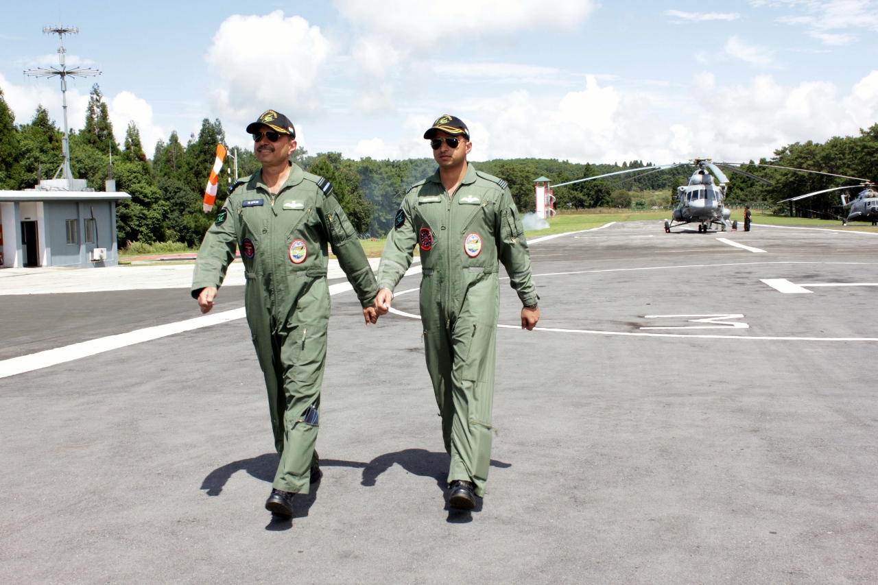 air-vice-marshal-manvendra-singh-and-his-son-flight-lieutenant-siddarth-singhafter-their-duo-flight-2