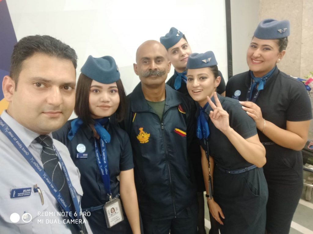 Cabin Crew Takes Picture With Jitendra Singh