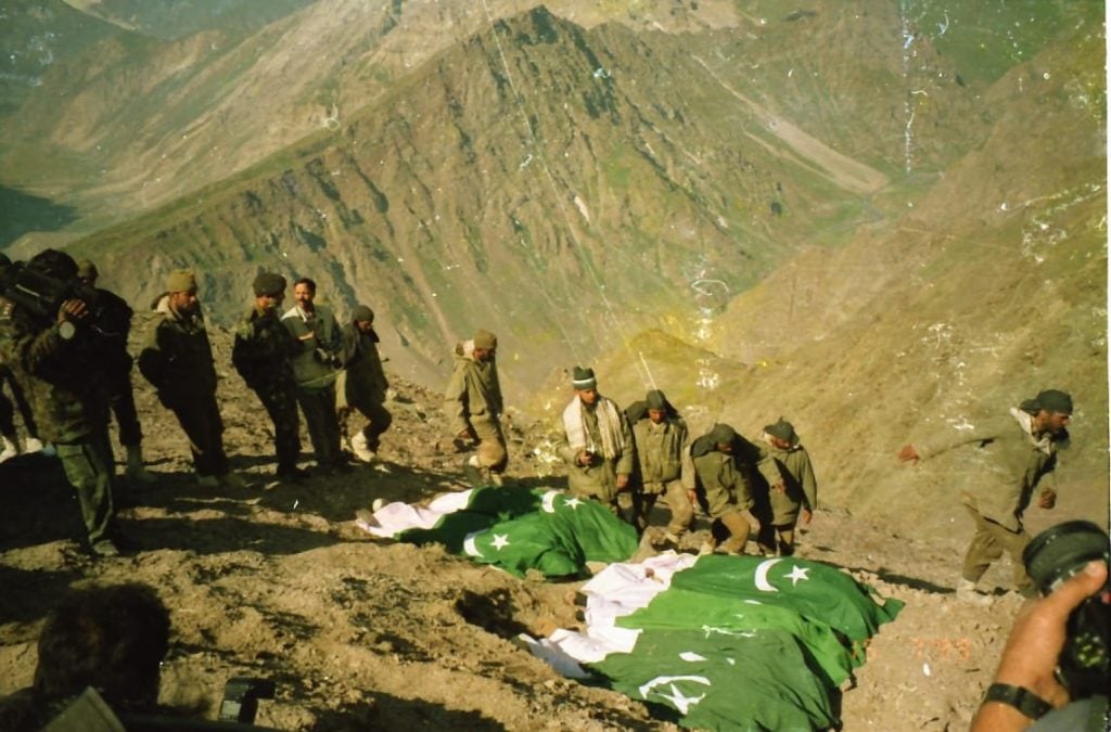 Indian soldiers burying pakistani soldiers during Kargil