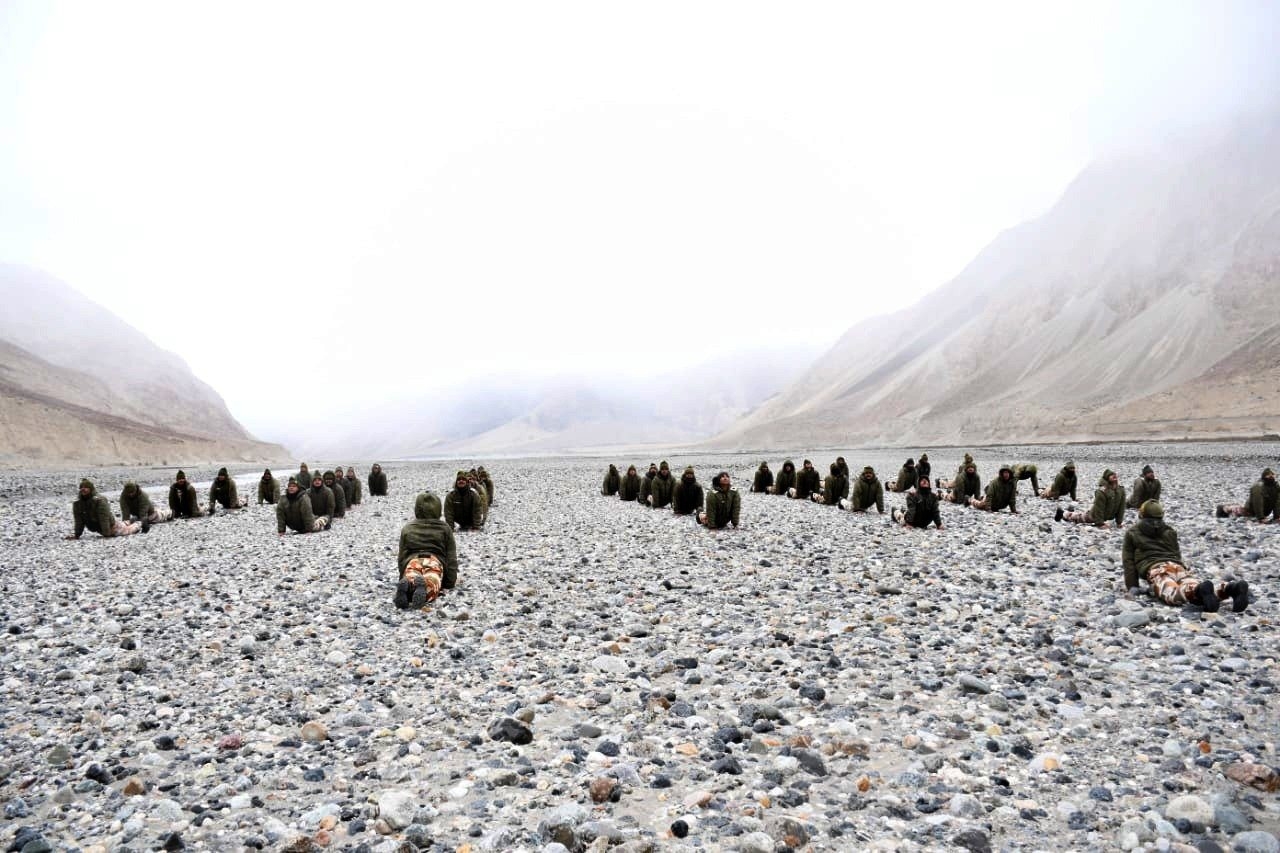 50 Inspirational Pictures Of Indian Soldiers Doing Yoga