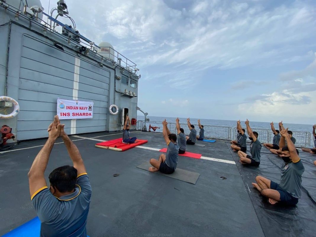 50 Inspirational Pictures Of Indian Soldiers Doing Yoga
