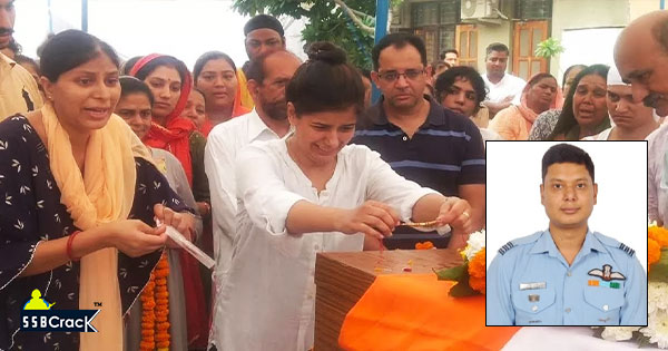 Sisters-tied-Rakhi-to-Wing-Commander-Mohit-Rana