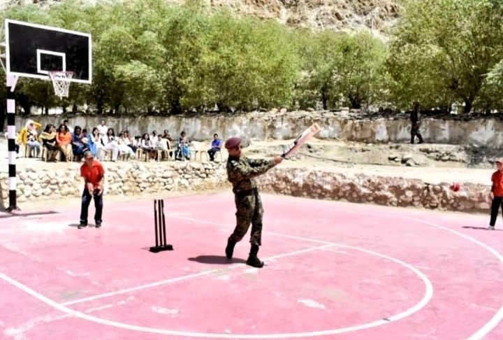 MS Dhoni Plays Cricket With Kids In Leh