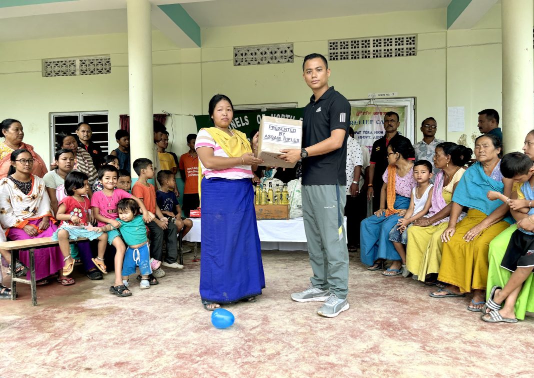 2. ASSAM RIFLES RENDERED HUMANITARIAN ASSISTANCE TO INTERNALY DISPALCED PEOPLE (IDPs) IN MANIPUR(4)