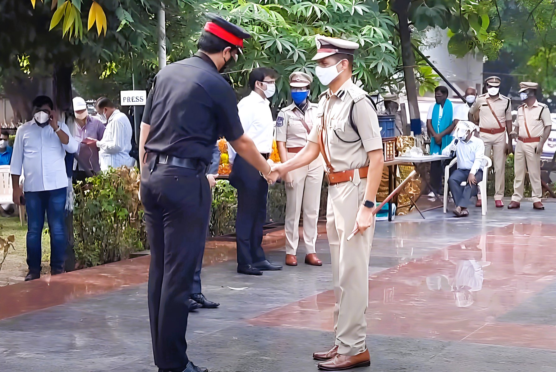 IPS officer salute army officer