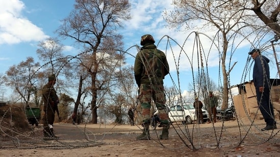 Terrorists Attack Indian Army Vehicle in Gulmarg, Resulting in Deaths of Two Soldiers and Two Porters