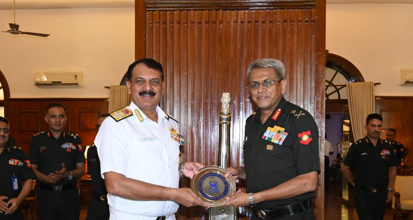 Admiral Dinesh K. Tripathi Meets Lt Gen Anindya Sengupta in Lucknow to Boost Tri Service Synergy e1753279649153