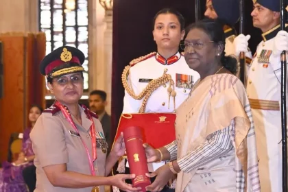Major General Lissamma PV Receiving Award