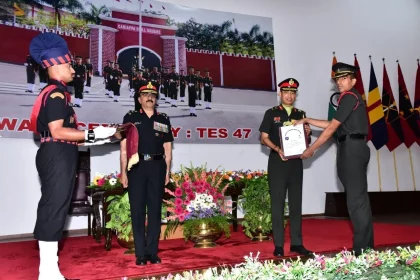 Officer Giving Award 2